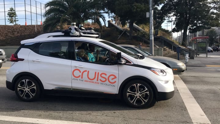 Une voiture autonome Cruise, propriété de General Motors Corp, est vue devant le siège social de l'entreprise à San Francisco.